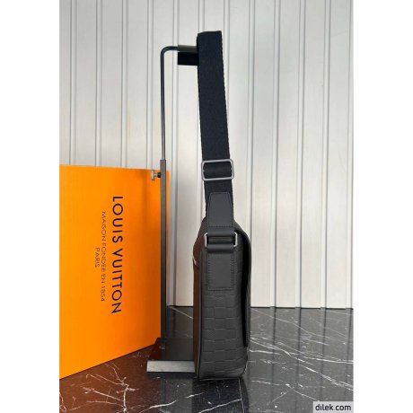 Louis Vuitton District PM Damier Infini Leather