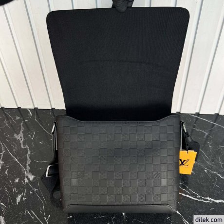 Louis Vuitton District PM Damier Infini Leather