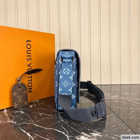 Louis Vuitton District PM Monogram