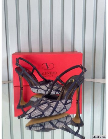 Valentino Garavani Vlogo Signature Slingback Pump