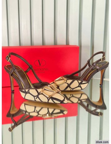 Valentino Garavani Vlogo Signature Slingback Pump