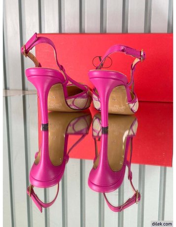 Valentino Garavani Vlogo Signature Slingback Pump