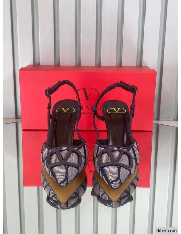 Valentino Garavani Vlogo Signature Slingback Pump