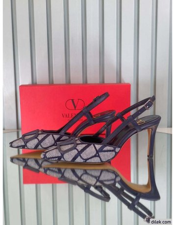 Valentino Garavani Vlogo Signature Slingback Pump