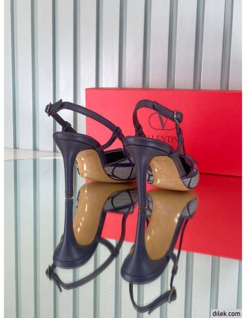 Valentino Garavani Vlogo Signature Slingback Pump